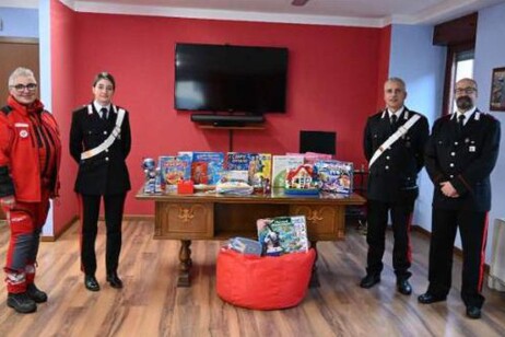 Carabinieri donano giocattoli alla Croce Rossa: un gesto di vicinanza.