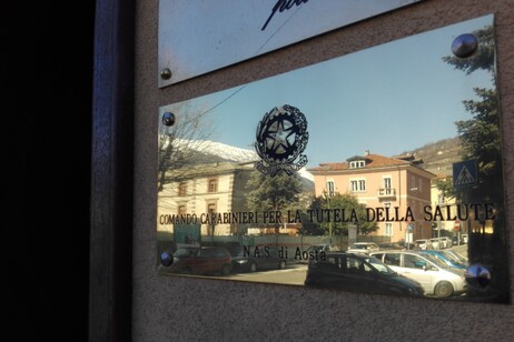 Aosta, OSS sotto inchiesta: maltrattamenti a paziente anziana