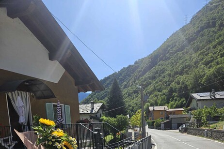 Tragico incidente al Giro: muore ciclista, indagini in corso.