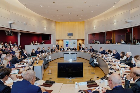 Autonomia regionale: Caveri avverte Bruxelles, Fitto apre al dialogo