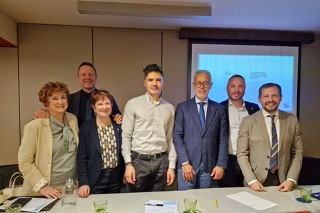 7bb08fb2584469272544aa423949bfc8