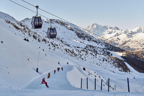 Pila, interrotta la telecabina: guasto e ritardi sulla neve.