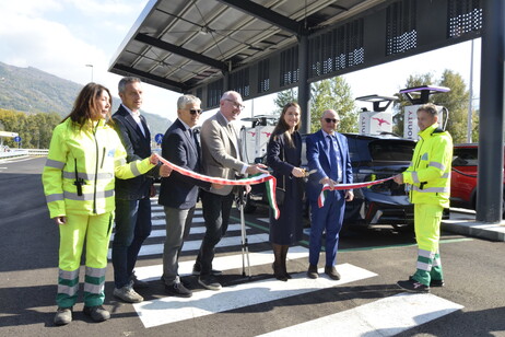 Area di Ricarica Autostradale: Un Nuovo Hub per la Mobilità Alpina