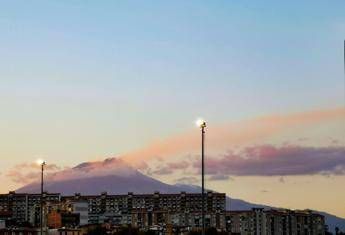 Etna-colata-di-lava-a-3000-metri-voli-regolari-allaeroporto-di-Catania