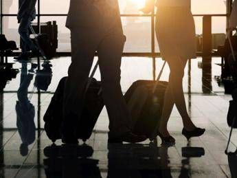 Lasciano-il-figlio-di-10-anni-in-aeroporto-Noi-partiamo