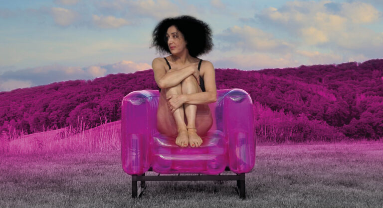 Cristiana Morganti in scena con lo spettacolo di danza contemporanea “Behind the Light”