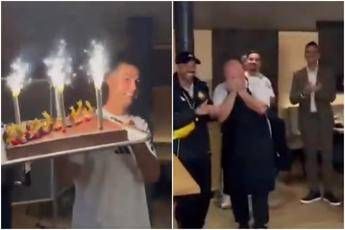 Sorpresa-Ronaldo-porta-una-torta-al.-cuoco-dellAl-Nassr
