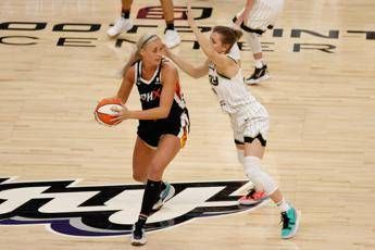 WNBA-problema.-sex-toys-Smettetela-di-lanciarli-in-campo