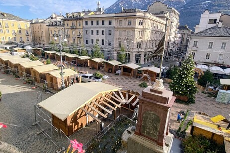 Aosta, il Marché Vert Noël 2025/26: un trionfo di luci e tradizioni.