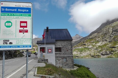 Chiusura invernale Gran San Bernardo: traffico interrotto, lavori in corso.