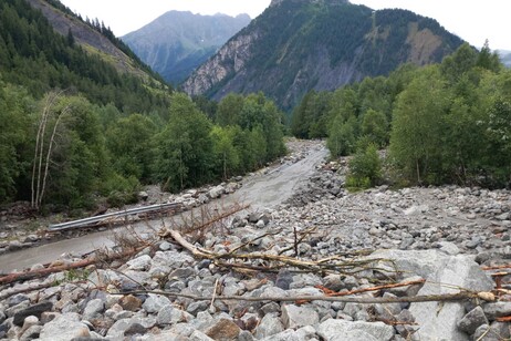 Emergenza a Courmayeur: Strada bloccata e Val Ferret a rischio.