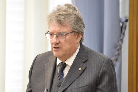 Carrel all’opposizione: chiarimenti sulla collocazione politica in Valle d’Aosta