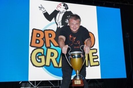 Marco Guarena vince Bravograzie: la comicità italiana si rinnova