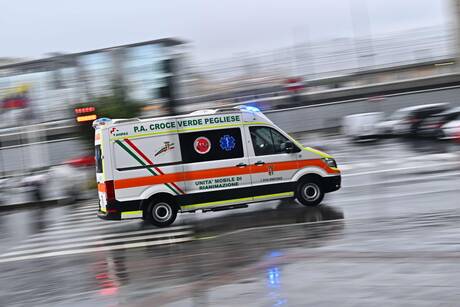Incendio a Torino: fiamme e fumo in officina a Pozzo Strada