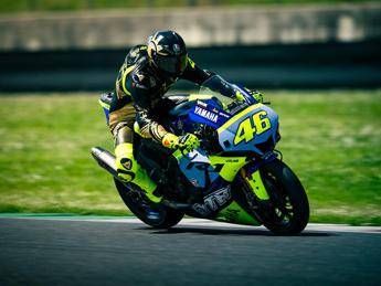 Dainese dona a UNICEF il kit celebrativo n°1/46 dedicato a Valentino Rossi