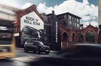 Defender al fianco degli Oasis nel tour mondiale