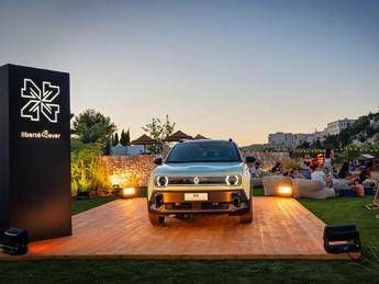 Renault celebra la libertà al Viva! Festival con la R4 E-Tech Electric