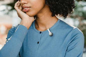 SwitchBot e il “secondo cervello” indossabile: arriva AI MindClip