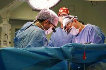 Trapianti, papà dona 2 organi alla figlia. L’ansia e poi la gioia: “Posso tenerla in braccio?”