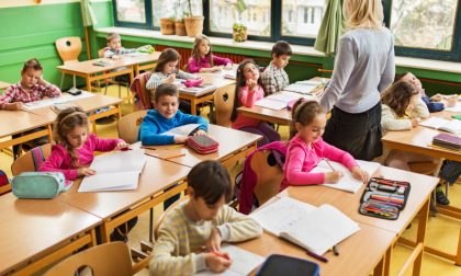 bambini-scuola-classe-insegnanti-compagni-lezione-elementari-alunni-studenti-420x252