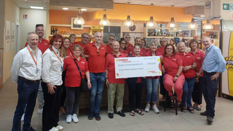 Fiori e solidarietà: la Croce Rossa di Rivoli riceve il primo assegno da Conad