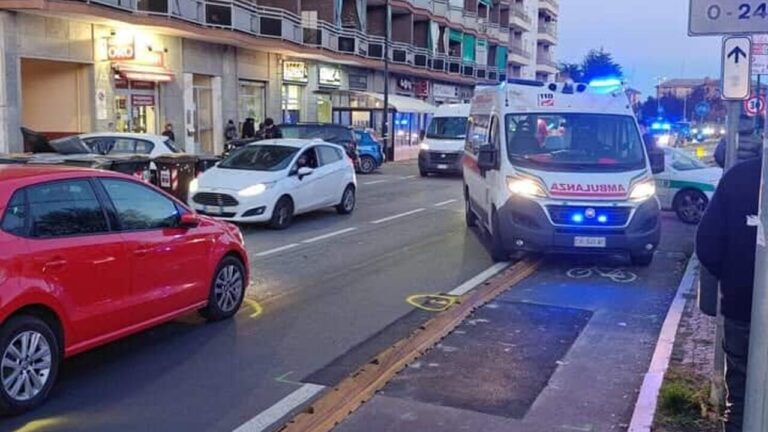 Rivoli, donna investita mentre attraversa sulle strisce: traffico in tilt ma condizioni non gravi